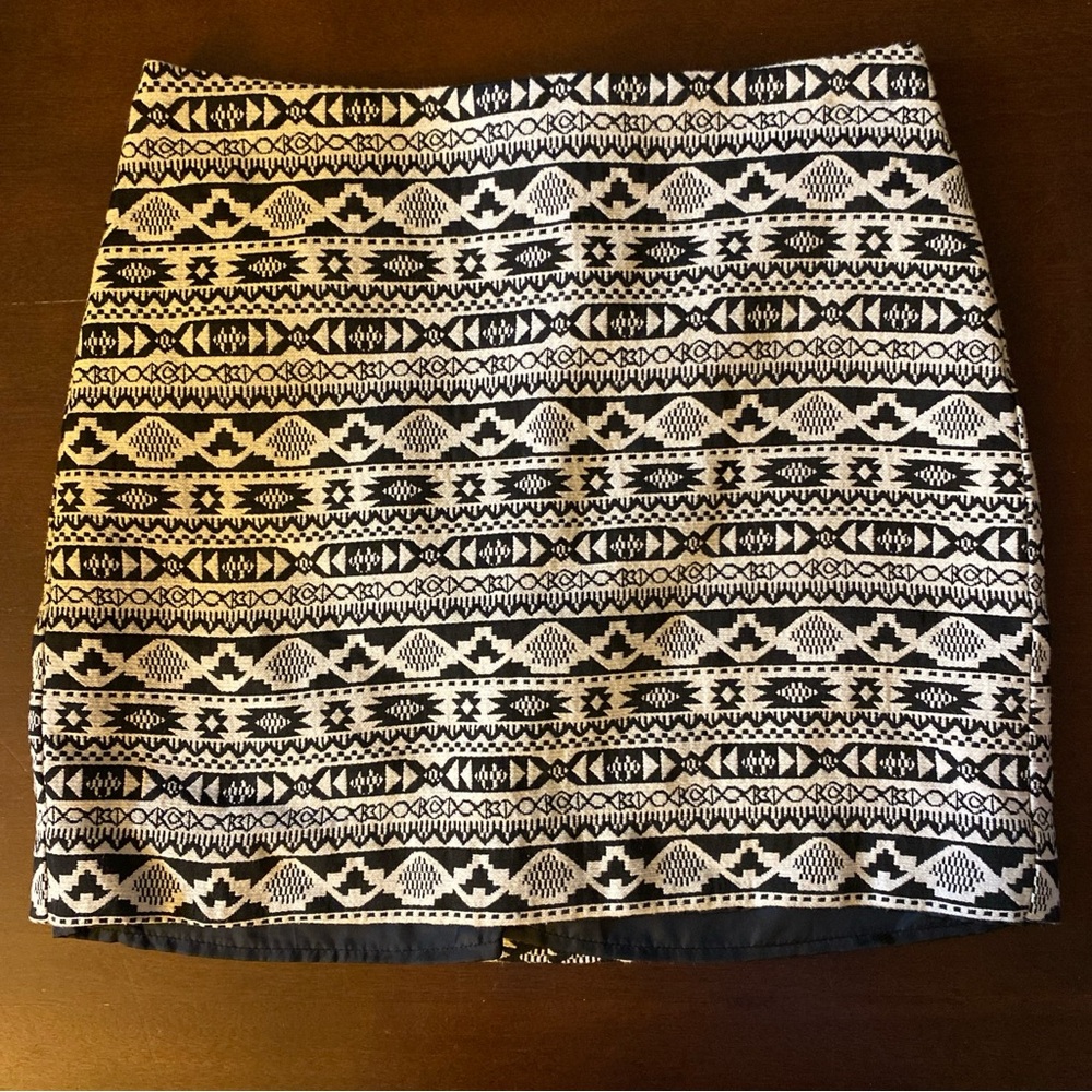 Divided H&M Womens Size 2 Aztec Print Skirt Black & White